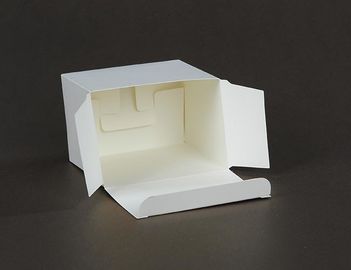 Os doces brancos quadrados simples encaixotam caixas brancas de pouco peso da cookie do tamanho pequeno